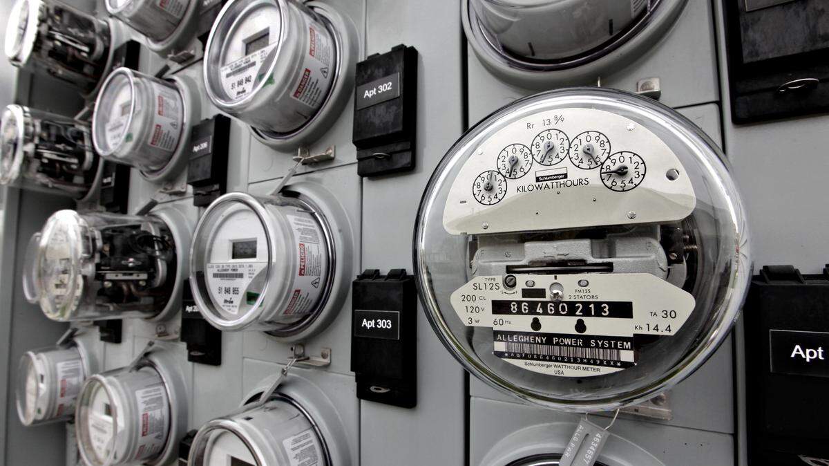 Callers pretending to be Southern California Edison workers collecting overdue payments have scammed customers for more than $300,000, the utility says.