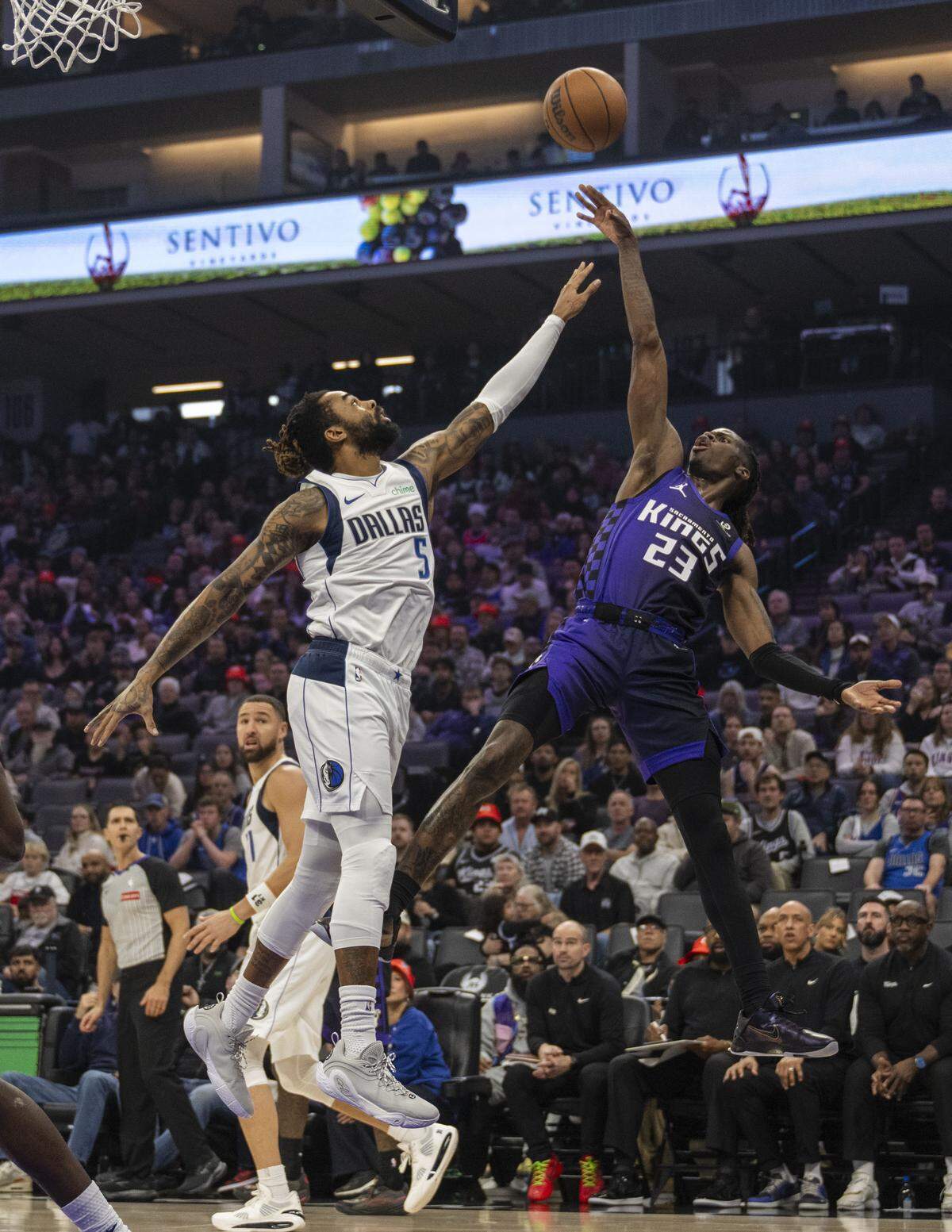 Sacramento Kings guard Keon Ellis (23) makes a basket over Dallas Mavericks guard D'Angelo Russell (5) at Golden 1 Center on Saturday. Ellis had 21 points in his first start of the season. 