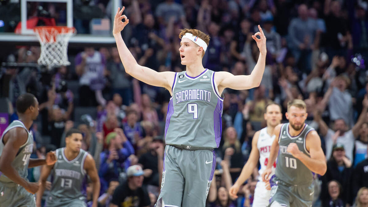 Sacramento Kings guard Kevin Huerter (9) holds up threes after scoring during the fourth quarternagainst the Detroit Pistons in the NBA basketball game Sunday, Nov. 20, 2022, at Golden 1 Center in Sacramento. Huerter had 24 points. The Kings won 137-129.