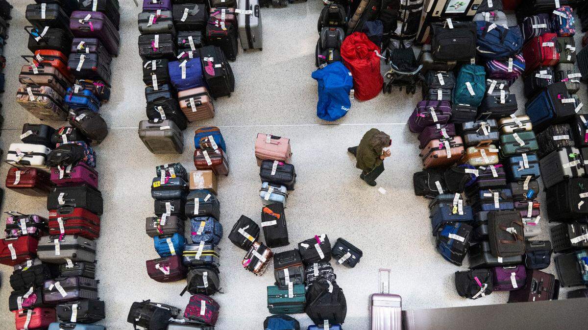 Liza Taylor, de Portland, busca su equipaje perdido en la terminal B de Sacramento International Airport (SMF), cerca del carrusel de Southwest, el martes 27 de diciembre de 2022. Taylor pasó la Navidad en Sacramento después de que no pudiera visitar a su familia en el condado de Riverside y dijo que estaba volando de regreso a casa después de encontrar su maleta.