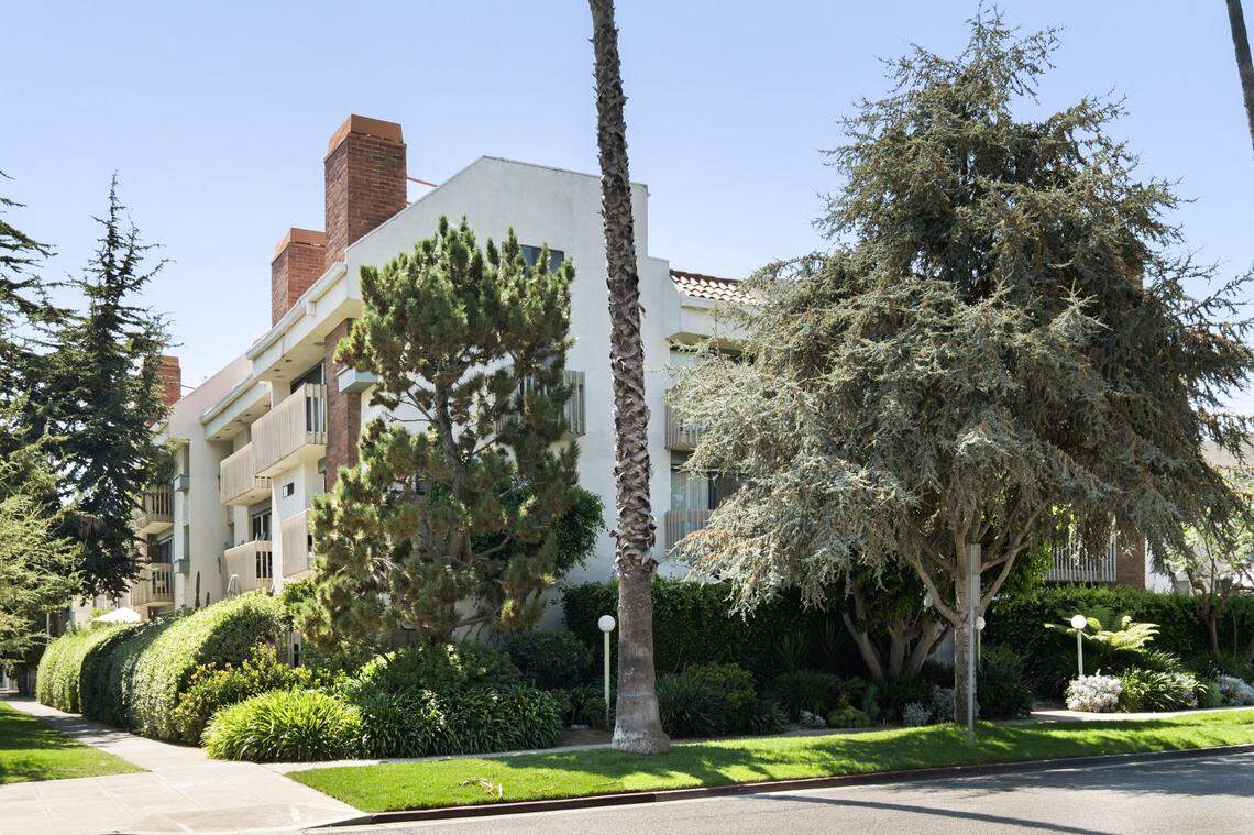 The Santa Monica condos where Natahsa Oakley lives.