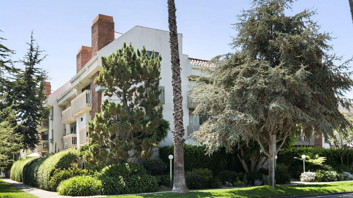 Natasha Oakley, influencer and CEO, lists her posh California condo. Take a look inside