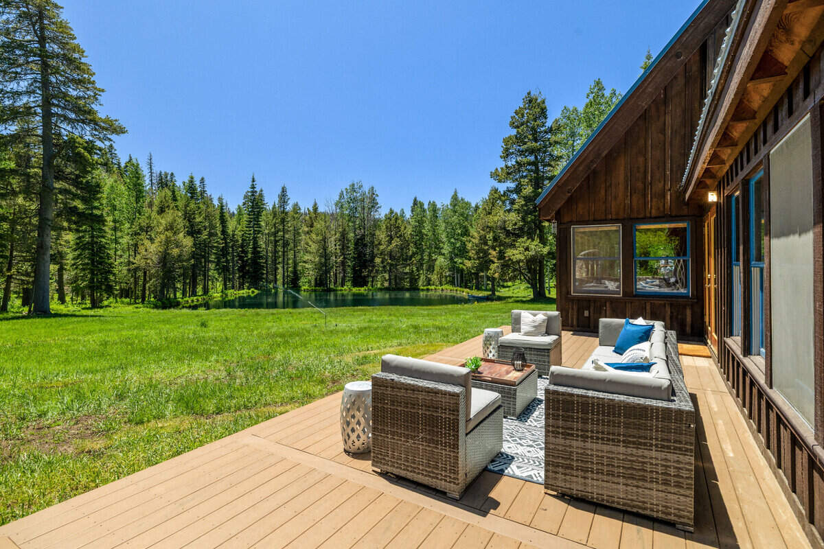 The area’s crystal-clear lakes are perfect for swimming, boating and fishing, along with unspoiled hiking and biking opportunities, set against the backdrop of the Sierra Buttes.