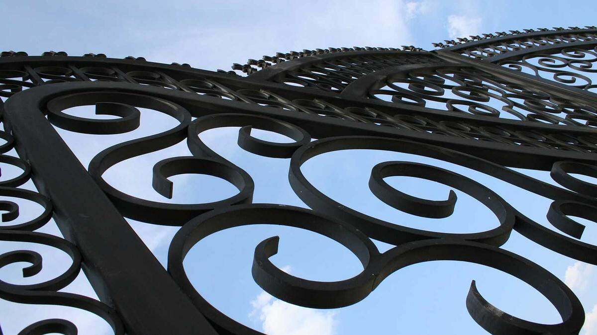 Elk Grove has for years had a ban on gated neighborhoods in the cityâs rural area. That could change at a council meeting on Wednesday, April 14, 2021.