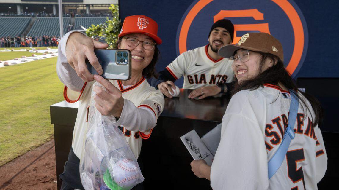 Thousands of Giants fans feel right at home during FanFest at A’s temporary ballpark