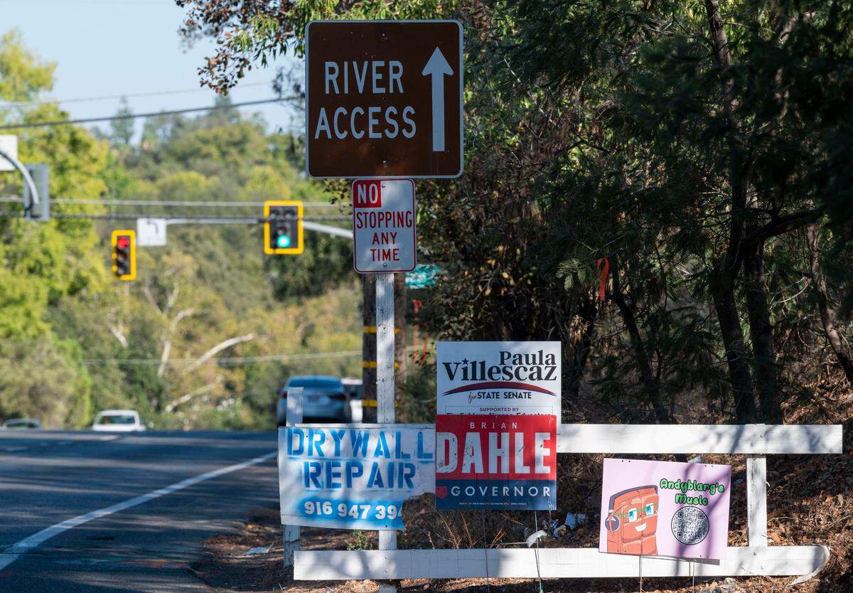Campaign signs for Republican gubernatorial candidate Brian Dahle and Democratic state Senate candidate Paula Villescaz join a sign for drywall repair along Fair Oaks Boulevard on Wednesday, Oct. 5, 2022, in Fair Oaks.