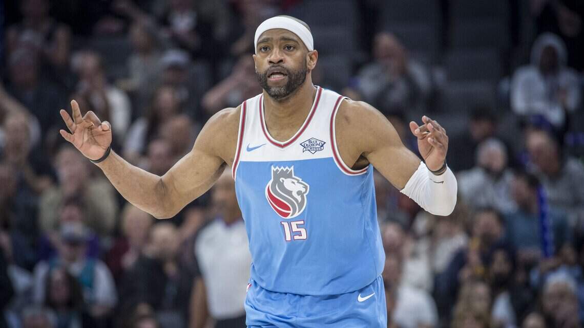 Vince Carter, Chris Webber and Steph Curry walk onto a golf course. What happens next?