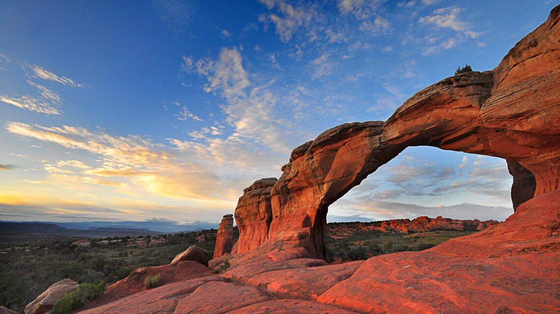 A 71-year-old man collapsed and died on a family hike at Arches National Park in Utah, the National Park Service reported.