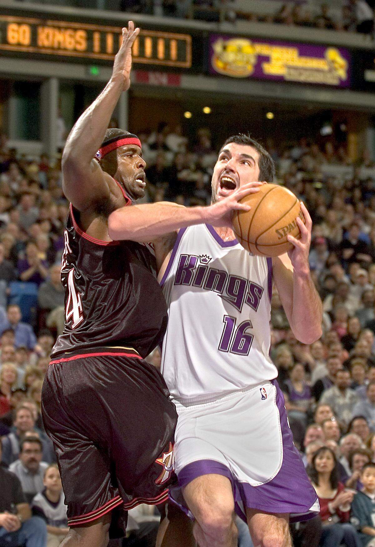 THE Sacramento Kings’ Peja Stojakovic drives against the Philadelphia 76ers’ Chris Webber at Arco Arena on March 28, 2005.