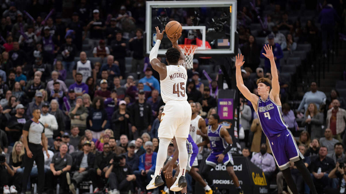 Cleveland Cavaliers guard Donovan Mitchell (45) shoots a 3-pointer as Sacramento Kings guard Kevin Huerter (9) tries to defend during the second half of an NBA basketball game in Sacramento, Calif., Wednesday, Nov. 9, 2022. The Kings won 127-120. (AP Photo/José Luis Villegas)