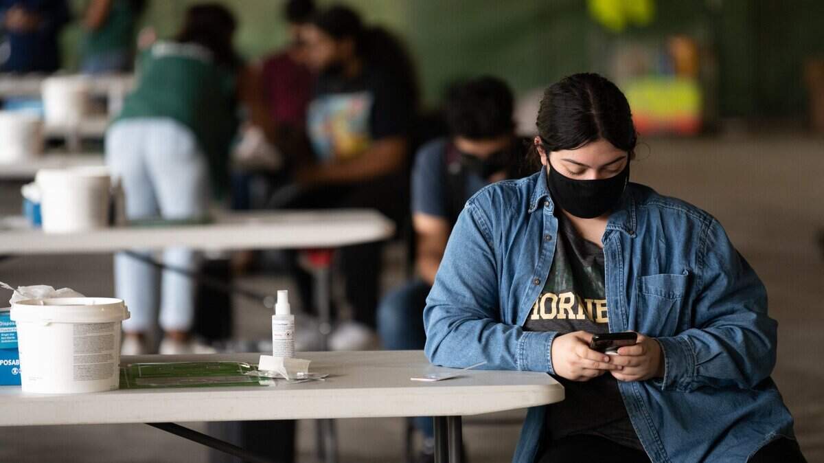 La estudiante de Sacramento State Addison Beck, de 20 años, que está vacunada, espera a que se le realice una prueba de COVID-19 en el campus el jueves 16 de septiembre de 2021, en Sacramento State, después de haber estado expuesta al virus.