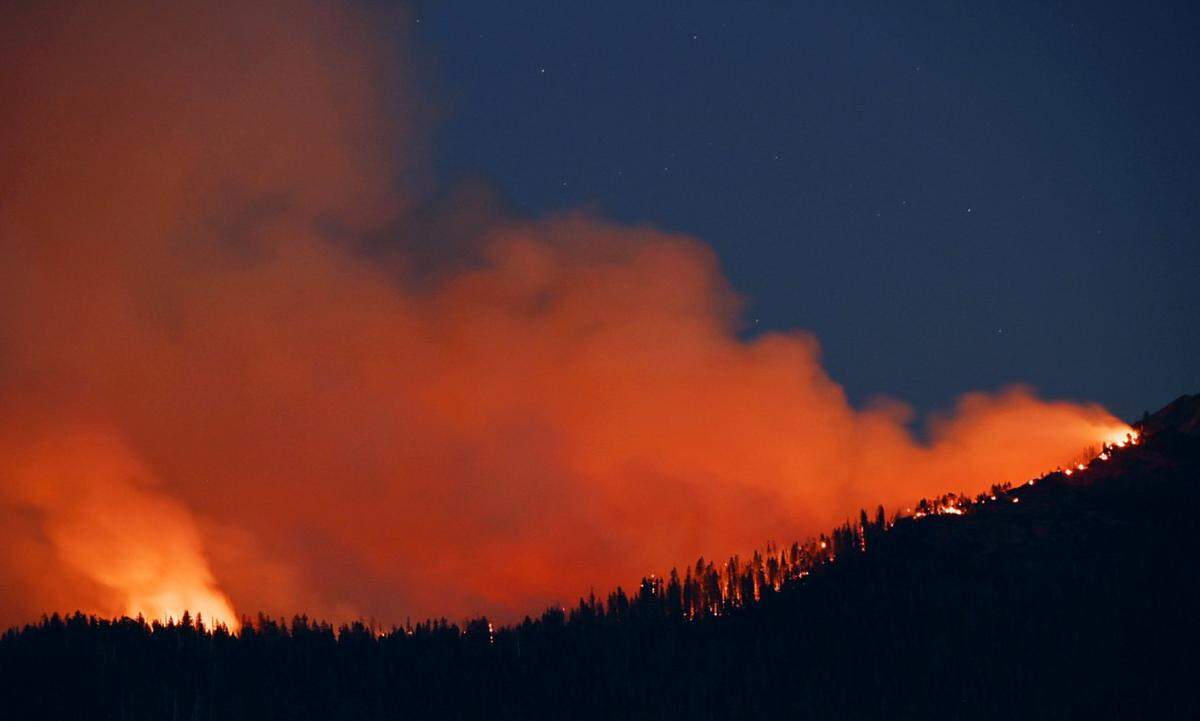 The Washburn Fire burns near the south entrance of Yosemite National Park Monday, July 11, 2022 near Oakhurst.
