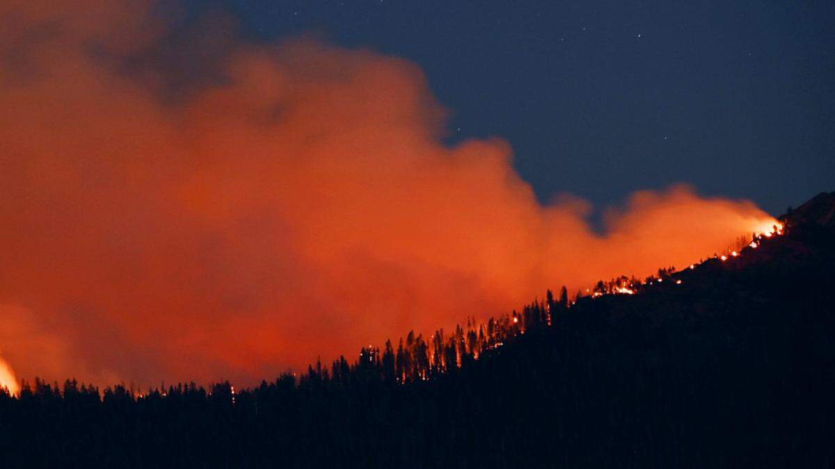 The Washburn Fire burns near the south entrance of Yosemite National Park Monday, July 11, 2022 near Oakhurst.