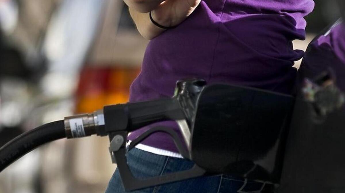 Melissa Davey leans on her car as she fill her auto at the Chevron gas station on Watt Ave and Fair Oaks Blvd in Sacramento, Calif. The average retail price of gas in the Sacramento area rose just 1.8 cents over the past week to $2.71 a gallon, according to Tuesday’s report by national gas price tracker GasBuddy.com. That’s 73.5 cents lower than the same day one year ago and only 5.3 cents higher than last month.