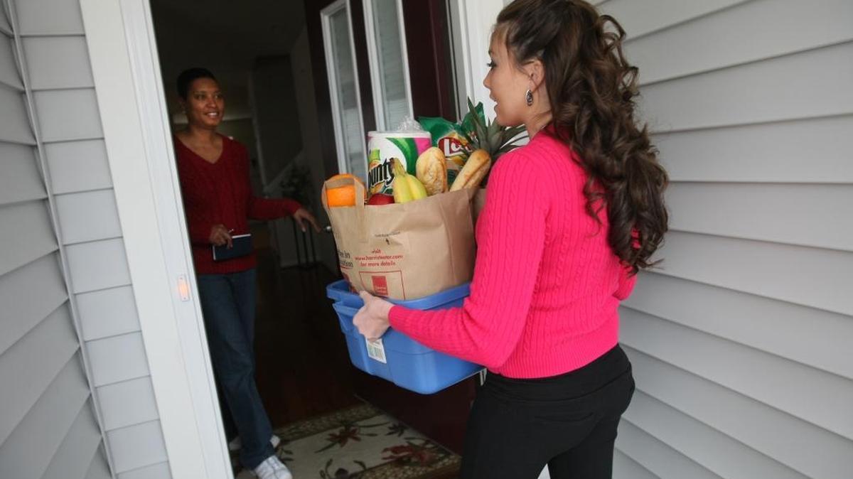 Amanda Walker, right, delivers groceries to Rhonda Manns, left, in Durham, N.C. on January 13, 2008.