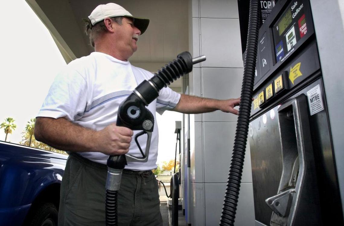 Mike Dye of Tehachapi pumps gas at Arco AM/ PM at 21st and Broadway in Sacramento, Monday, November 11, 2002.