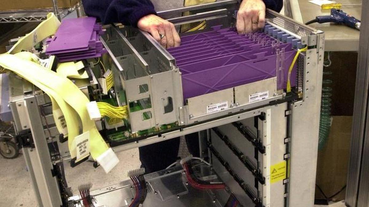 Margaret Bearden and Linda Andrade work assembling an RP 8400 16-way Unix server at Hewlett-Packard assembly plant in Roseville in 2002.