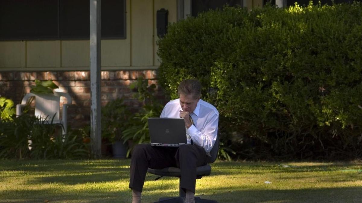 News10 reporter Dave Marquis works on his computer while on assignment in south Sacramento in 2006. Marquis is one of four longtime Channel 10 journalists to leave this week after accepting a buyout.