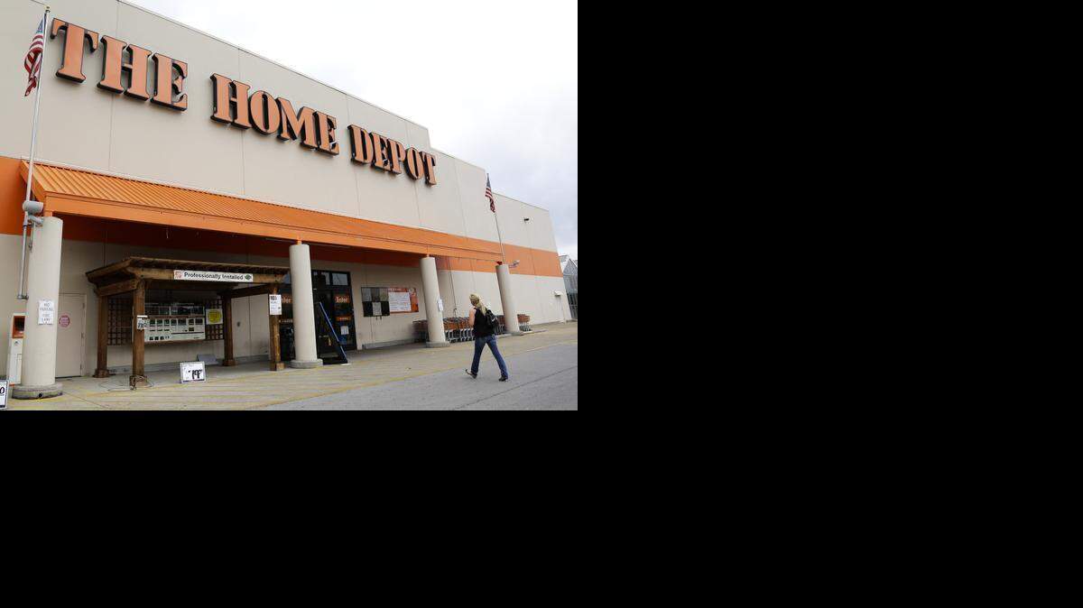 
FILE - In this Aug. 14, 2012 file photo, a customer walks toward a Home Depot in Nashville, Tenn. Home Depot Inc., the nation's largest home-improvement retailer, on Tuesday, Feb. 10, 2015 said it has started to hire more than 80,000 seasonal workers for the spring selling season, the company's busiest period.
