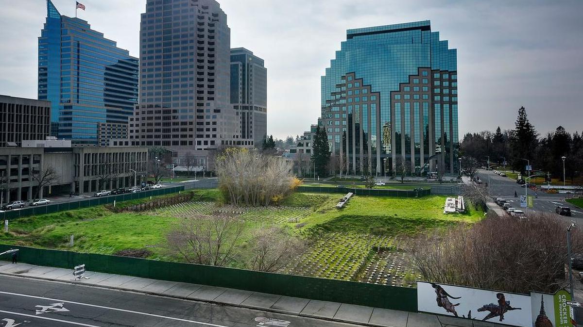 CalPERS, the state worker pension fund, intends to sell 301 Capitol Mall in downtown Sacramento, a long vacant block of land that has had multiple failed development proposals