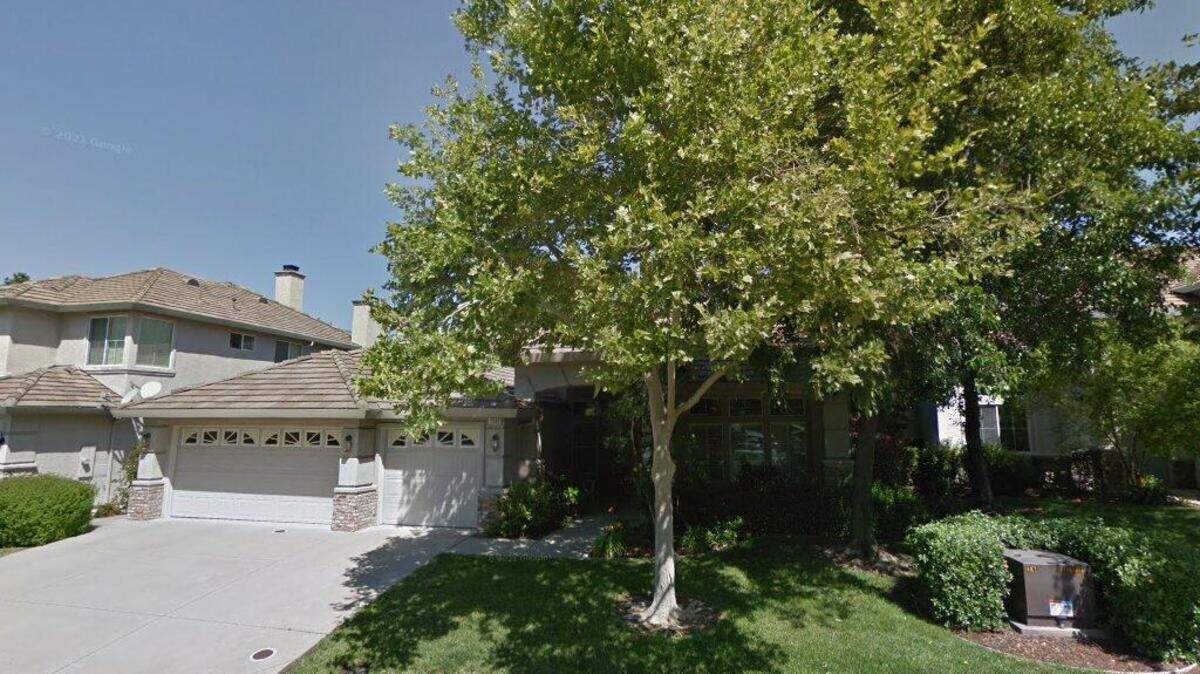 House on 9800 block of Oakplace
