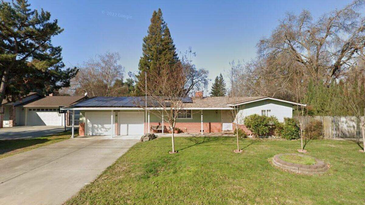 House on 3000 block of Redwood Avenue