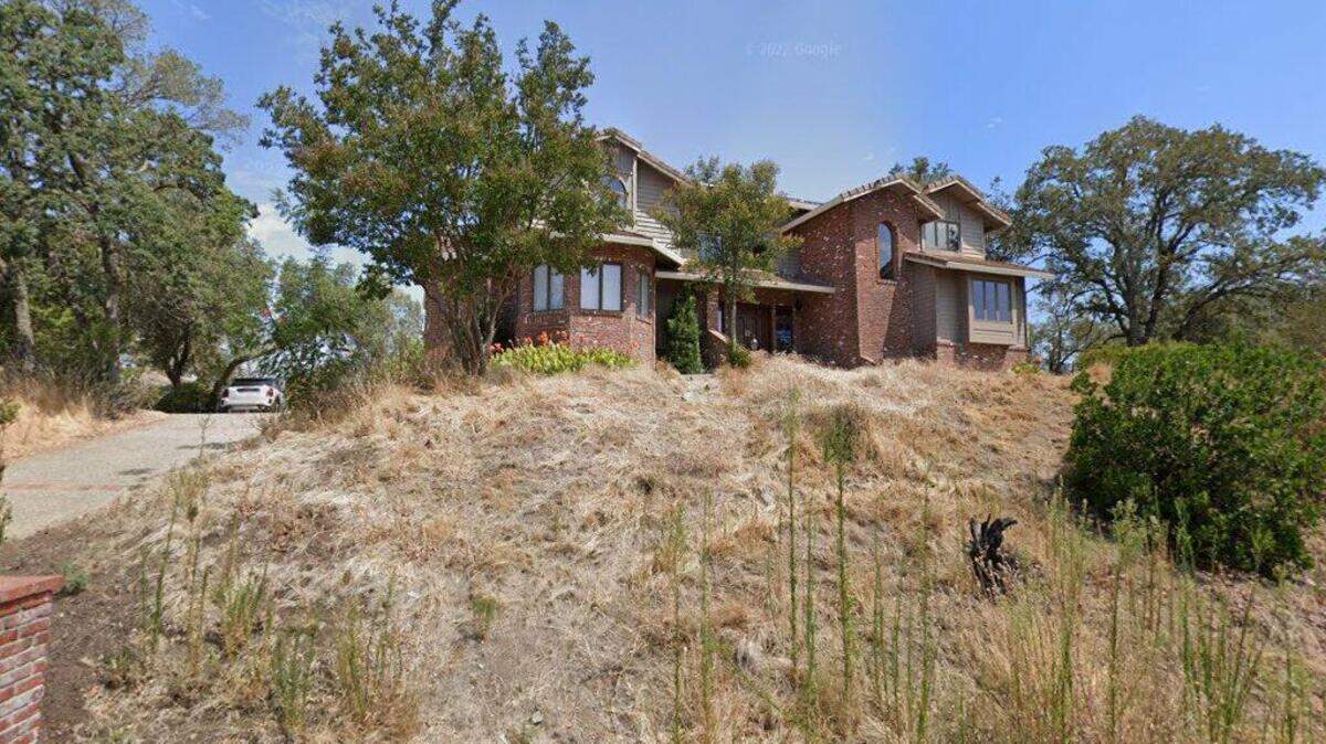 House on 400 block of Lakeridge Court