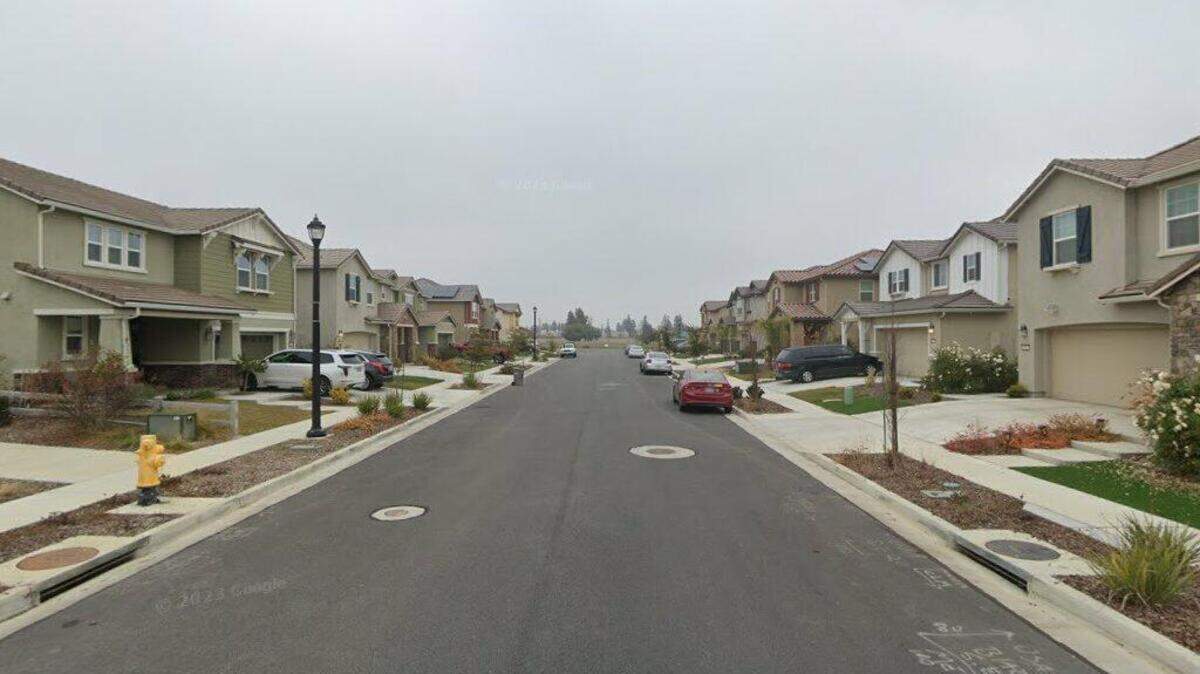 House on 1400 block of St Louis Way