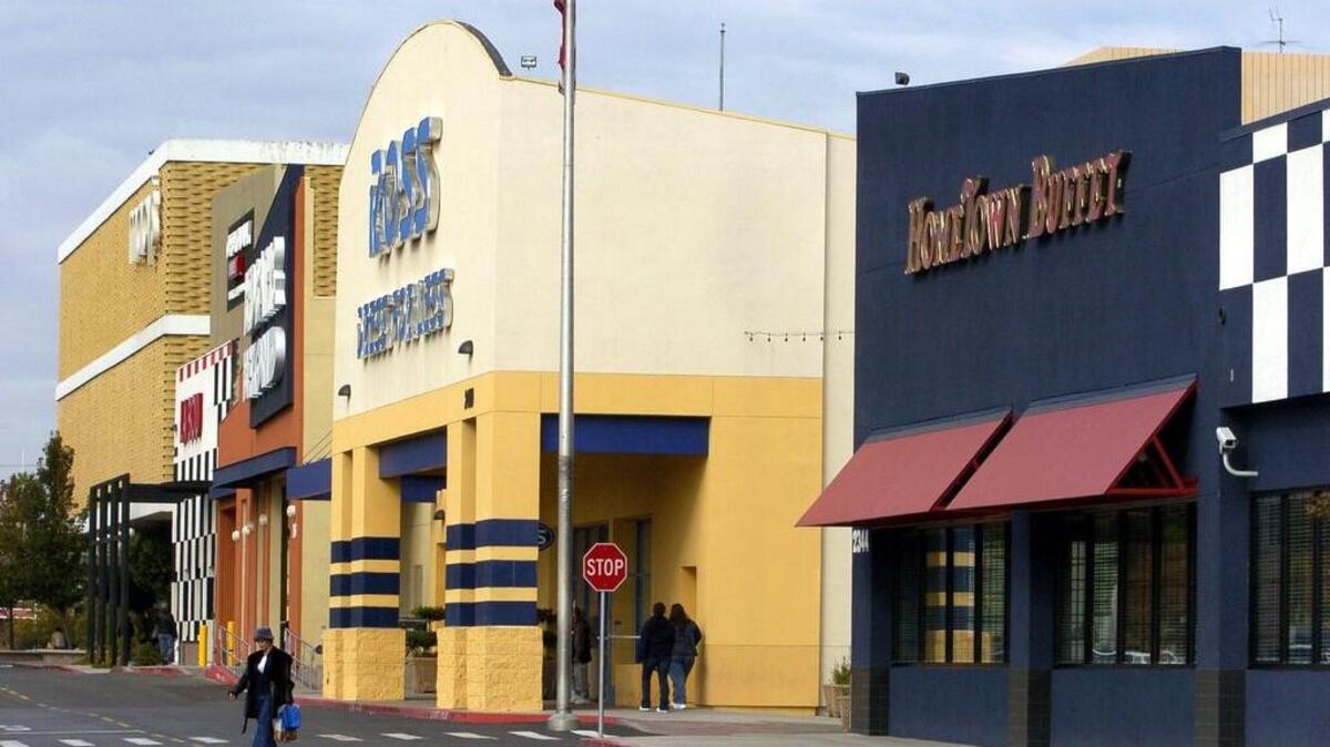 
Cinema West, a Petaluma theater chain, has signed a lease at Country Club and hopes to open the theater sometime early next year, said Jerry Wise of Brad Management, a Southern California real estate firm that is a partner in the mall.
