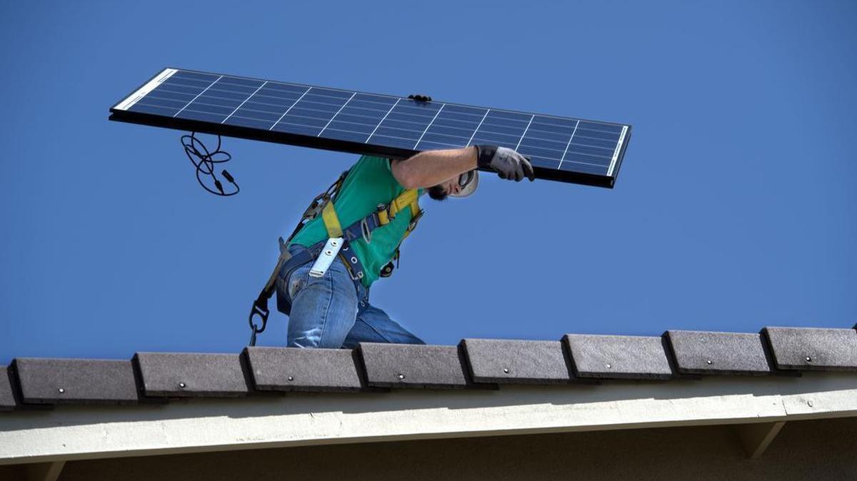 If a CPUC proposal passes, rooftop installations like this one in Sacramento will earn far less credit for homeowners.
