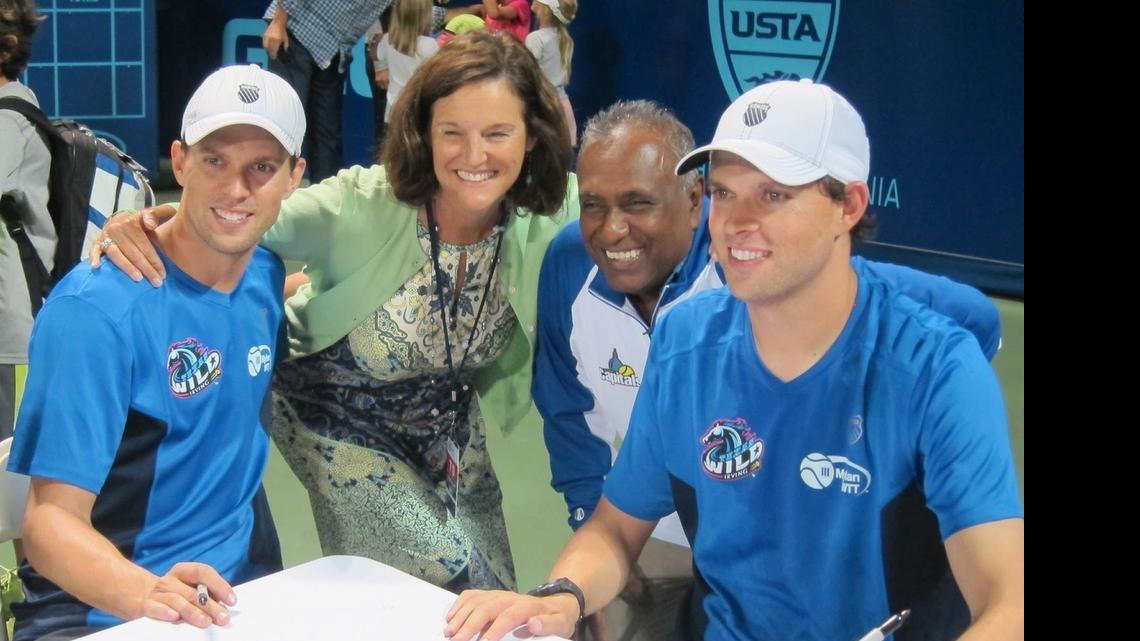 
Mike Bryan, left, and his brother Bob Bryan, right, pose with Capitals owners Betsy and Deepal Wannakuwatte. 

