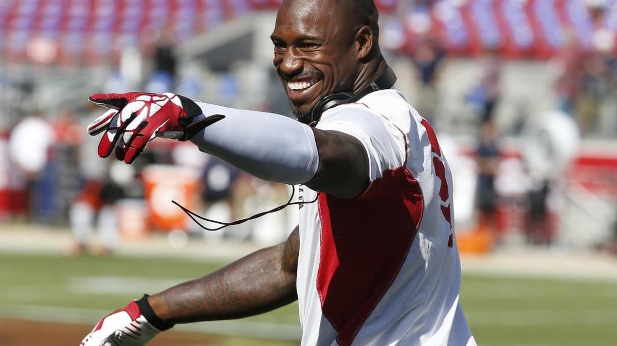 San Francisco 49ers tight end Vernon Davis smiles before an NFL football game against the Chicago Bears in Santa Clara, Calif., Sunday, Sept. 14, 2014.