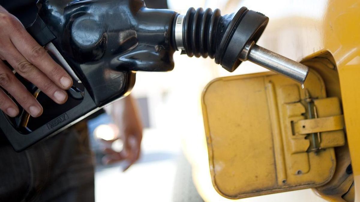 
A man pumps gas into his dual-tank pickup truck at a 76 gas station in Los Angeles, Friday, Aug. 10, 2012. Analysts expect gas prices to rise above $4 a gallon due to a fire at the Richmond, Calif., refinery on Aug. 6, 2012.
