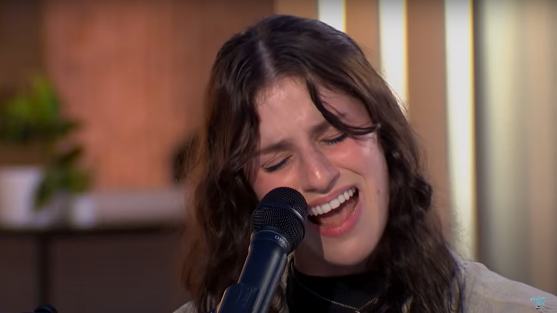 Californian Abi Carter wowed “American Idol” judges on the show’s Feb. 25 broadcast.