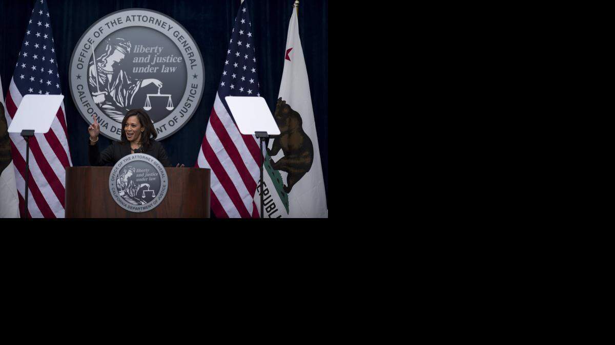 
Attorney General Kamala Harris takes the oath of Attorney General in the courtyard at the Crocker Art Museum in Sacramento on January 5, 2015.
