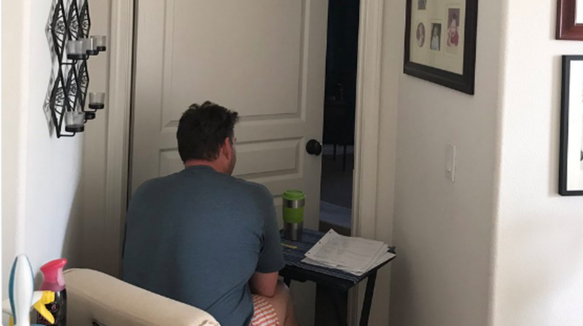 A photo posted to Twitter by teenager Mackenna Newman of her father keeping her mother company during cancer treatment has gone viral.