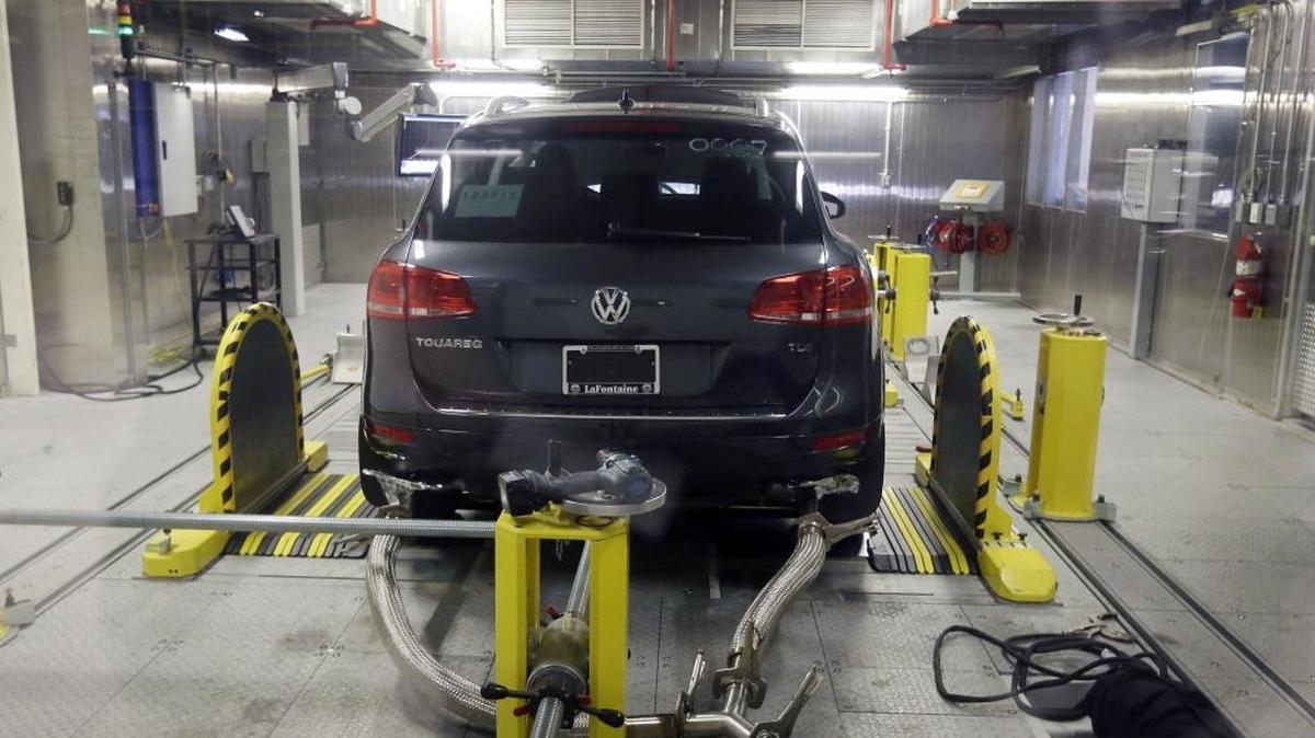 A Volkswagen Touareg diesel is tested in the Environmental Protection Agency’s cold temperature test facility in Ann Arbor, Mich.