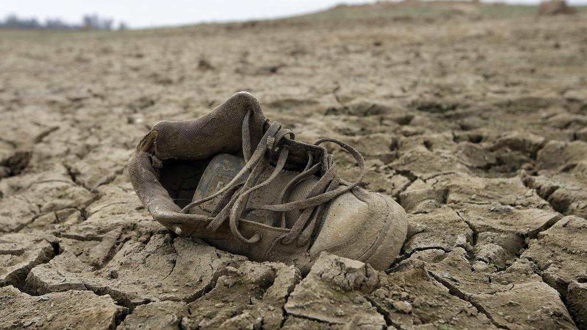 A shoe sat on the dry lake bed in October 2015 at Folsom Lake. The city of Folsom plans to add 11,000 homes to an area south of Highway 50 despite questions over water availability.