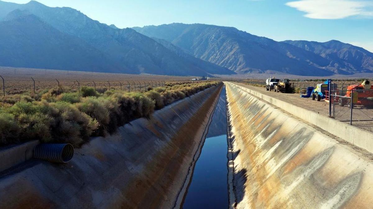 In this Aug. 23, 2015, photo, the Los Angeles Aqueduct has reduced water flow near the eastern Sierra town of Olancha, Calif., after the aqueduct was partially dammed upstream of this area this summer. On Tuesday, Oct. 27, 2015, because of the ongoing drought, water was again flowing south in greater quantities as workers removed the earthen dam that had diverted runoff to the parched Owens Valley.