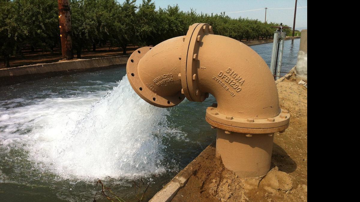 
Experts say a Sacramento Superior Court judge’s decision that California drought regulators can’t slash the water rights of four Central Valley irrigation districts until each had a chance to defend itself has statewide implications. It could affect “everybody that received a curtailment order,” said Stuart Somach, a Sacramento water-law attorney not involved in the case.

