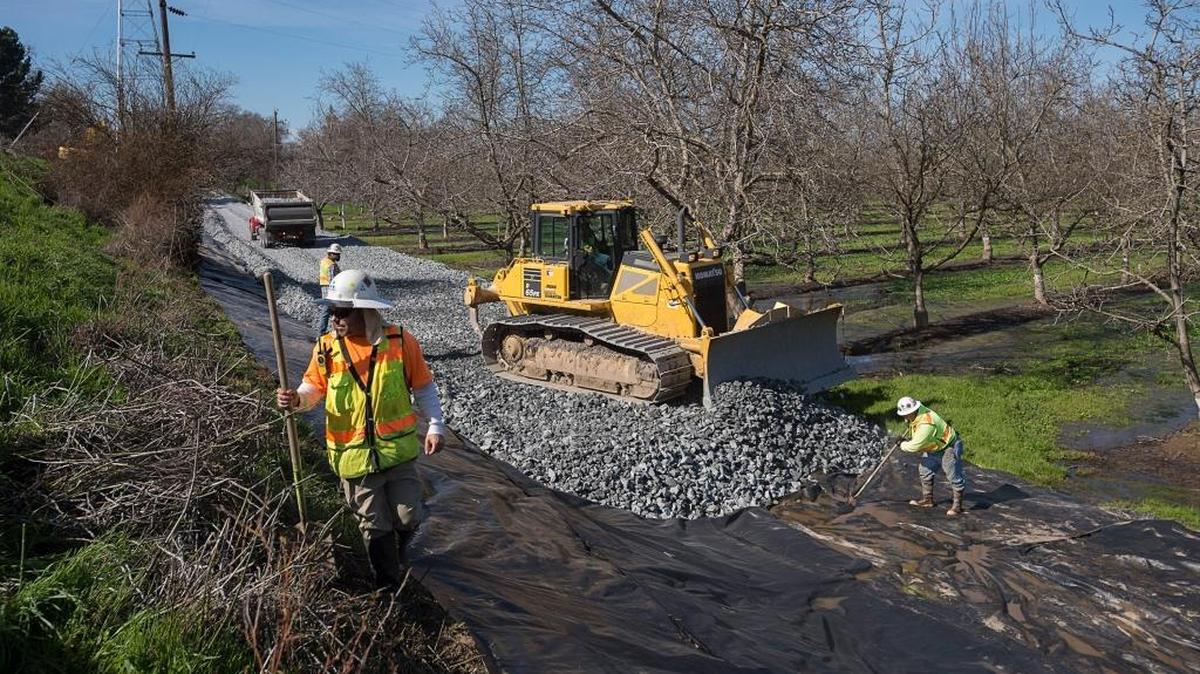 Workers from Teichert Construction shore up the levee on the Sacramento River where boils were discovered on Tuesday, February 14, 2017 in Verona, Calif.