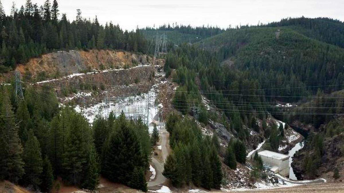 In this January 2014 photo, a sparse amount of snowfall surrounds the Union Valley powerhouse at the base of the Union Valley dam in El Dorado County. The drought is reducing hydroelectric supplies, which usually provide about 15 percent of the state’s total, forcing utilities to find alternative sources.