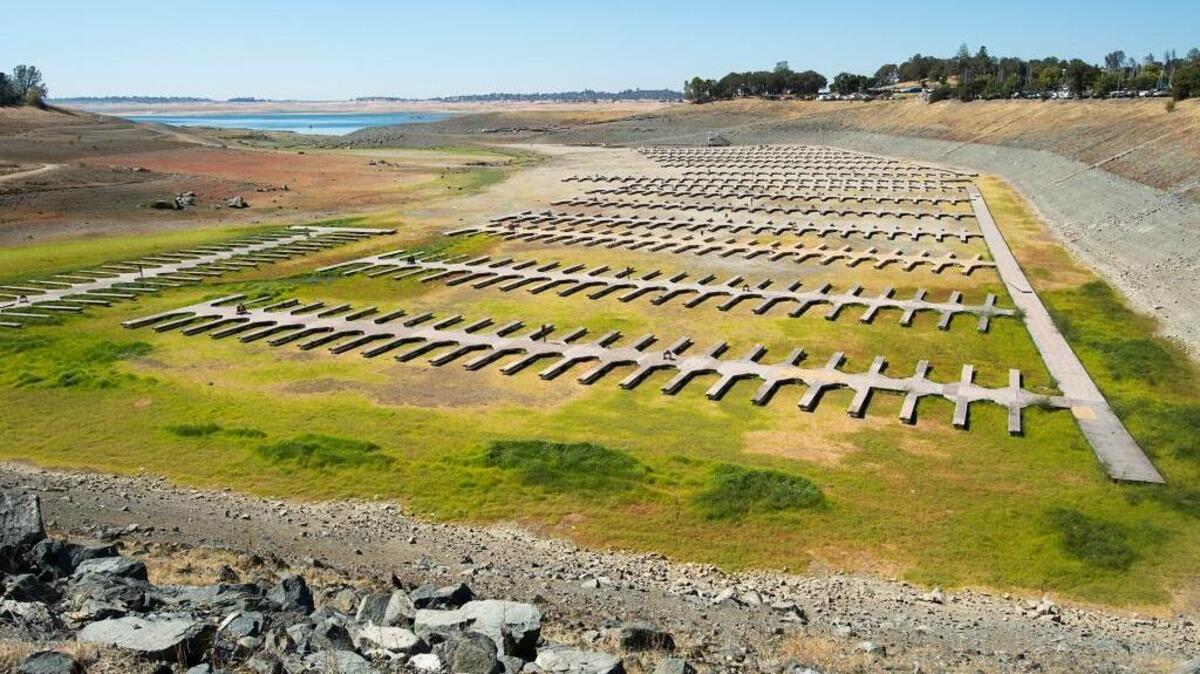 
The Folsom Lake marina boat docks in El Dorado Hills are completely exposed at Brown’s Ravine due to low water levels Wednesday .

