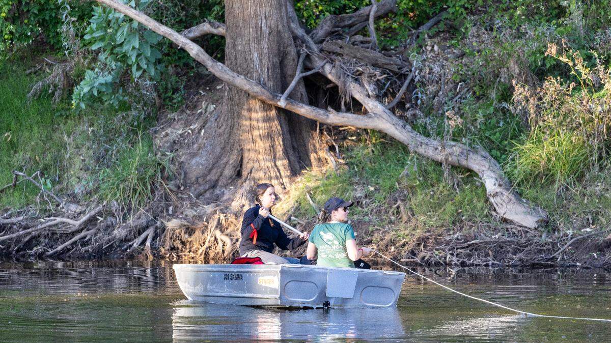 Taronga Conservation Biologist Dr. Tahneal Hawke and Taronga Wildlife Conservation Officer Dr. Phoebe Meagher in the field.
