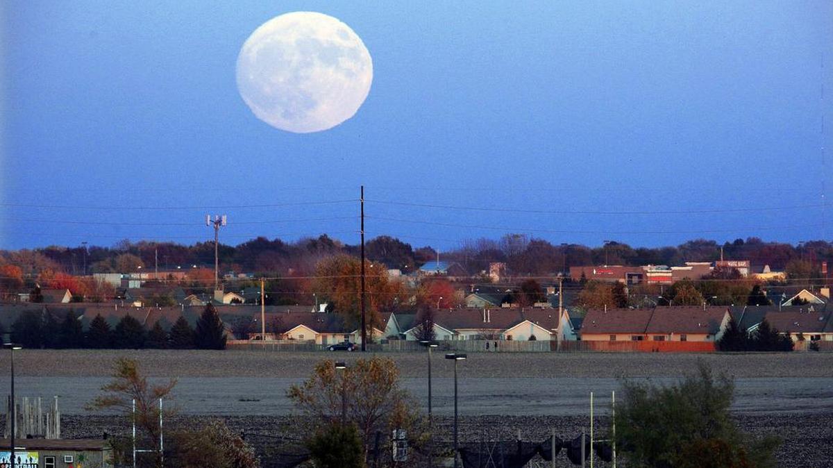 The moon rises over Springfield, Ill., Sunday, Nov. 13, 2016. Here’e when Illinois residents can see the last full moon of 2023, the cold moon.
