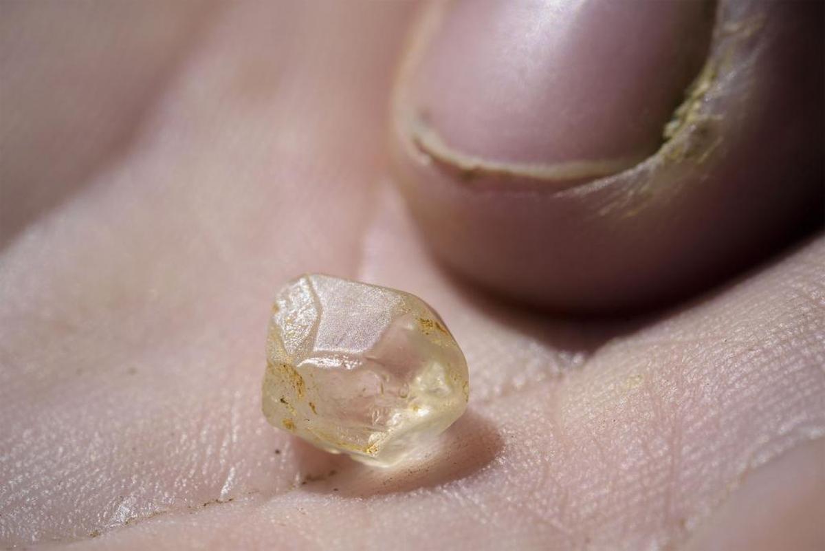 Jillian Kelly says a test she performed shows a small gem is a diamond, but it hasn’t been professionally tested. Experts say diamonds of low quality are in the region.