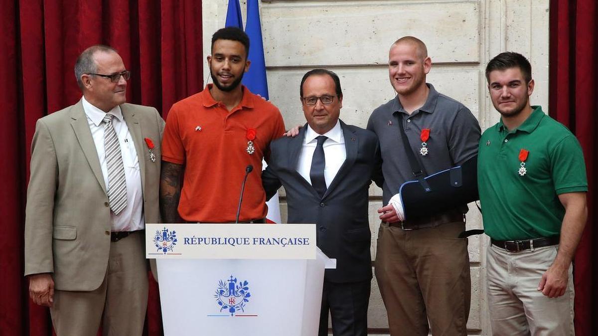 
From left, British businessman Chris Norman, Anthony Sadler, French President Francois Hollande, Spencer Stone and Alek Skarlatos pose at the Elysee Palace on Monday in Paris. Hollande pinned the Legion of Honor medal on Stone, Skarlatos and Sadler, three longtime friends who subdued a gunman on Friday, as he moved through a speeding train with an assault rifle strapped to his bare chest. Norman also jumped into the fray.
