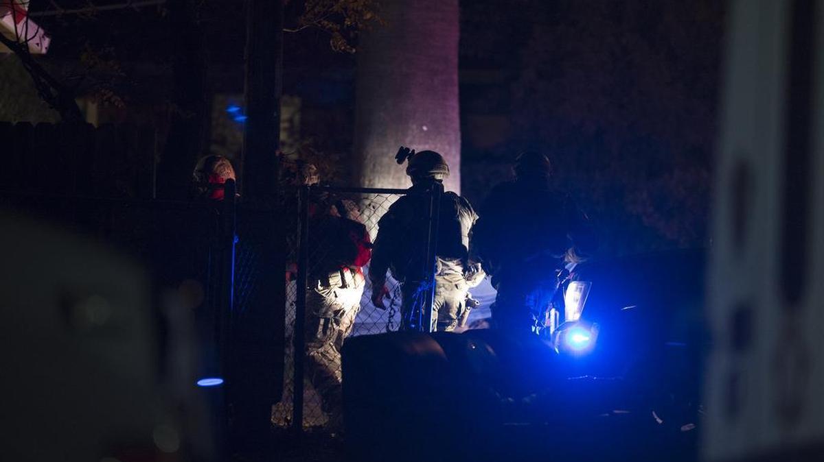Sacramento sheriff’s officers converge on a home on Ninth Avenue near Oak Lane in Rio Linda on Nov. 23, 2015. Officials were searching for Johnnyrae Witt, suspected of killing his girlfriend, Leslie Cramblit, Sunday in rural Yuba County.