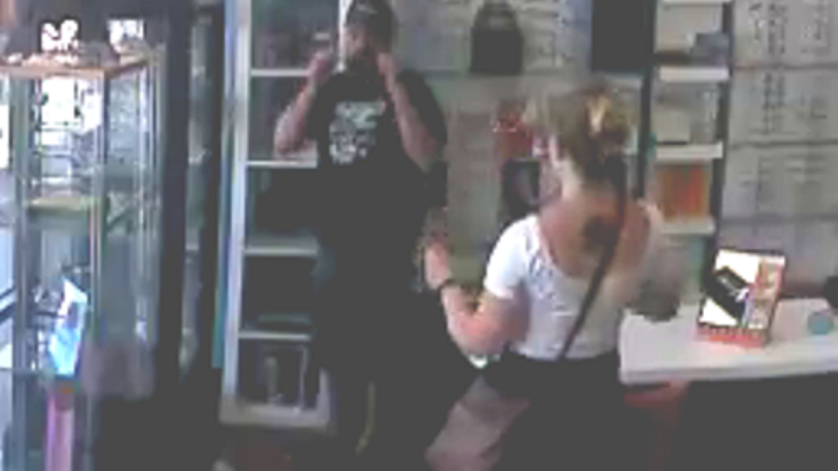 
Persons of interest sought in Roseville burglary
