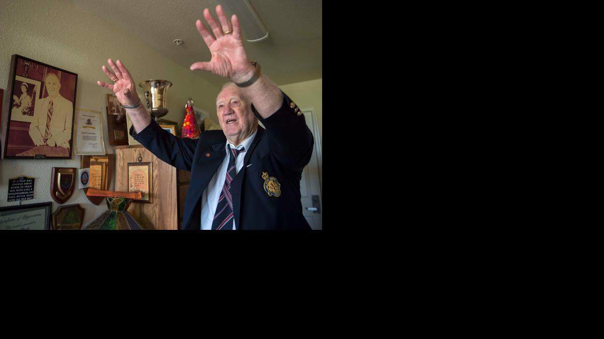 
Danny Mander, 98, who once guarded Winston Churchill and Queen Elizabeth, talks Sunday about his experience at Elk Grove’s Camden Springs retirement community. Danny Mander, talked about his experience as Churchill’s bodyguard at the Tehran Conference, a strategy meeting held between Joseph Stalin, President Franklin D. Roosevelt and Winston Churchill.
